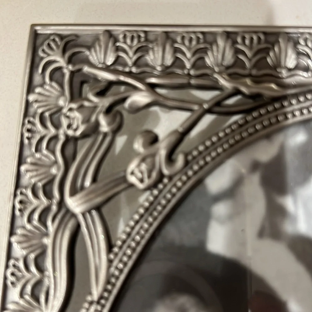 NWOT Ornate Antiqued Pewter Tone Photo Frame Fleur-de-Lis Floral Detail 5x7